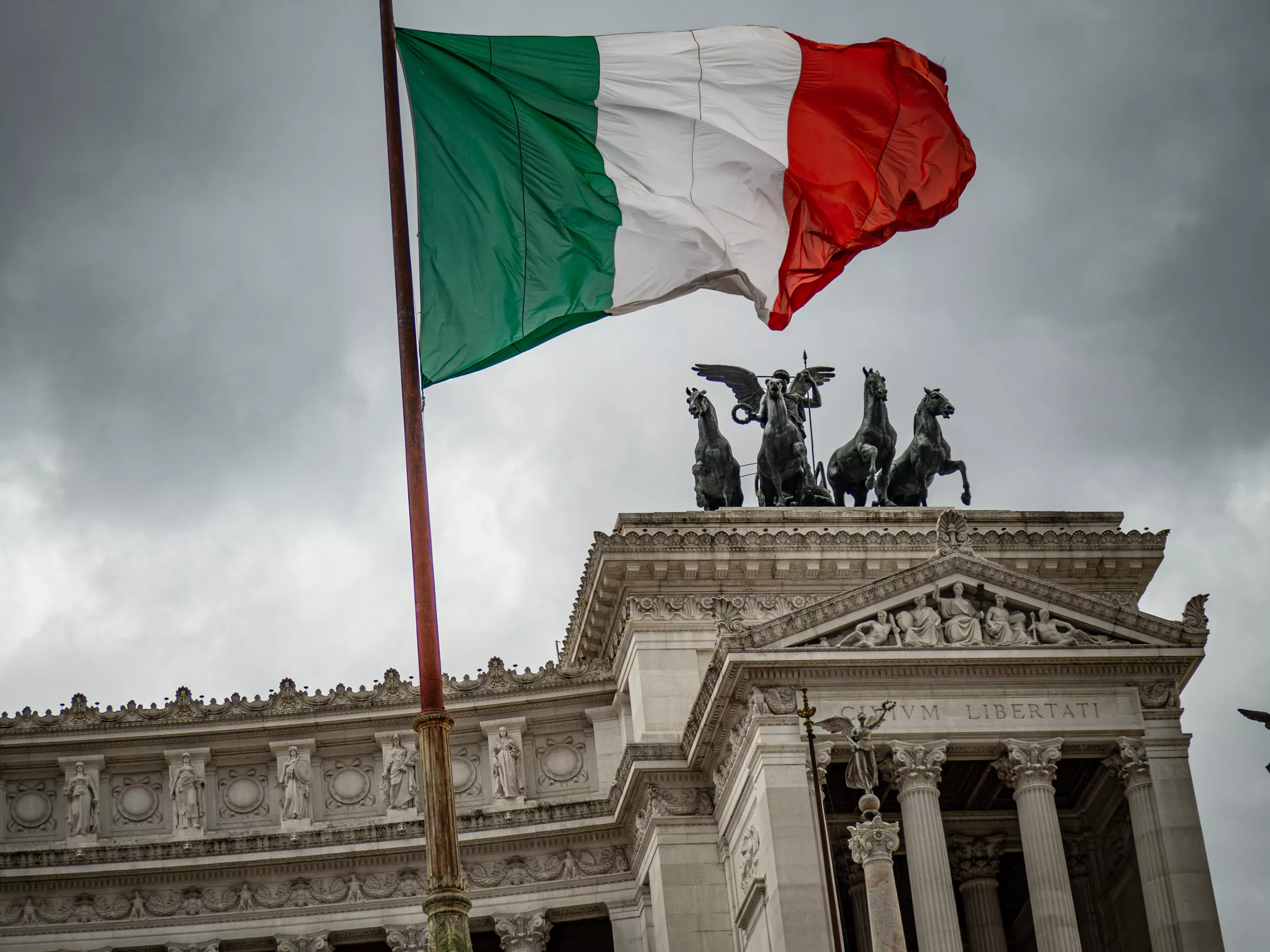 Italiensk flagg foran en bygning